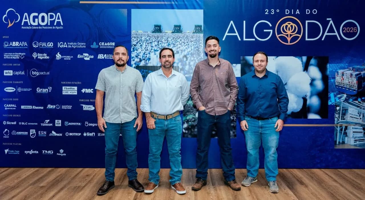Equipe da APPA diante do painel do 23º Dia do Algodão, promovido pela AGOPA