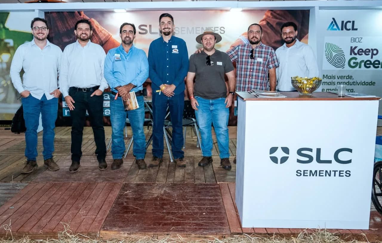 Grupo reunido no estande da SLC Sementes, na área externa do evento