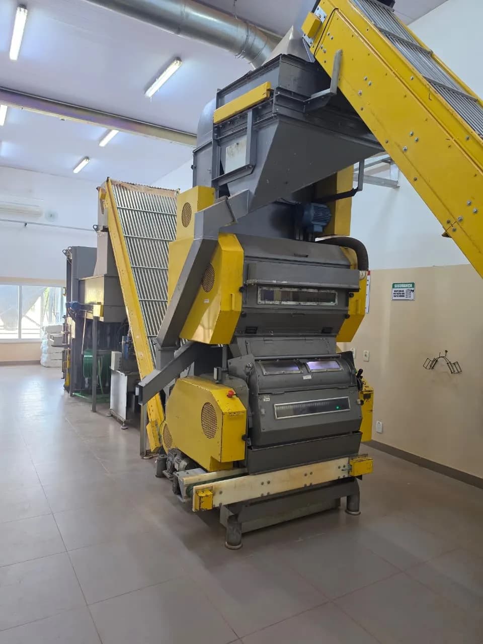 Equipamento de beneficiamento em escala experimental, dentro de um galpão