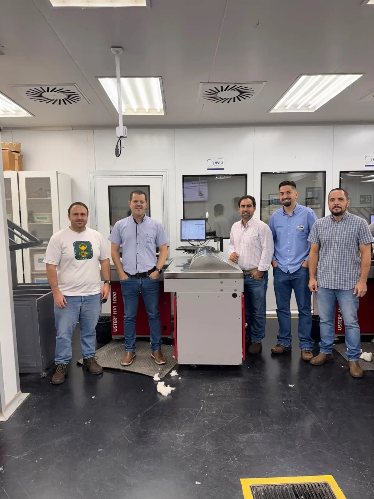 Participantes no laboratório de análise de fibras da Casa do Algodão