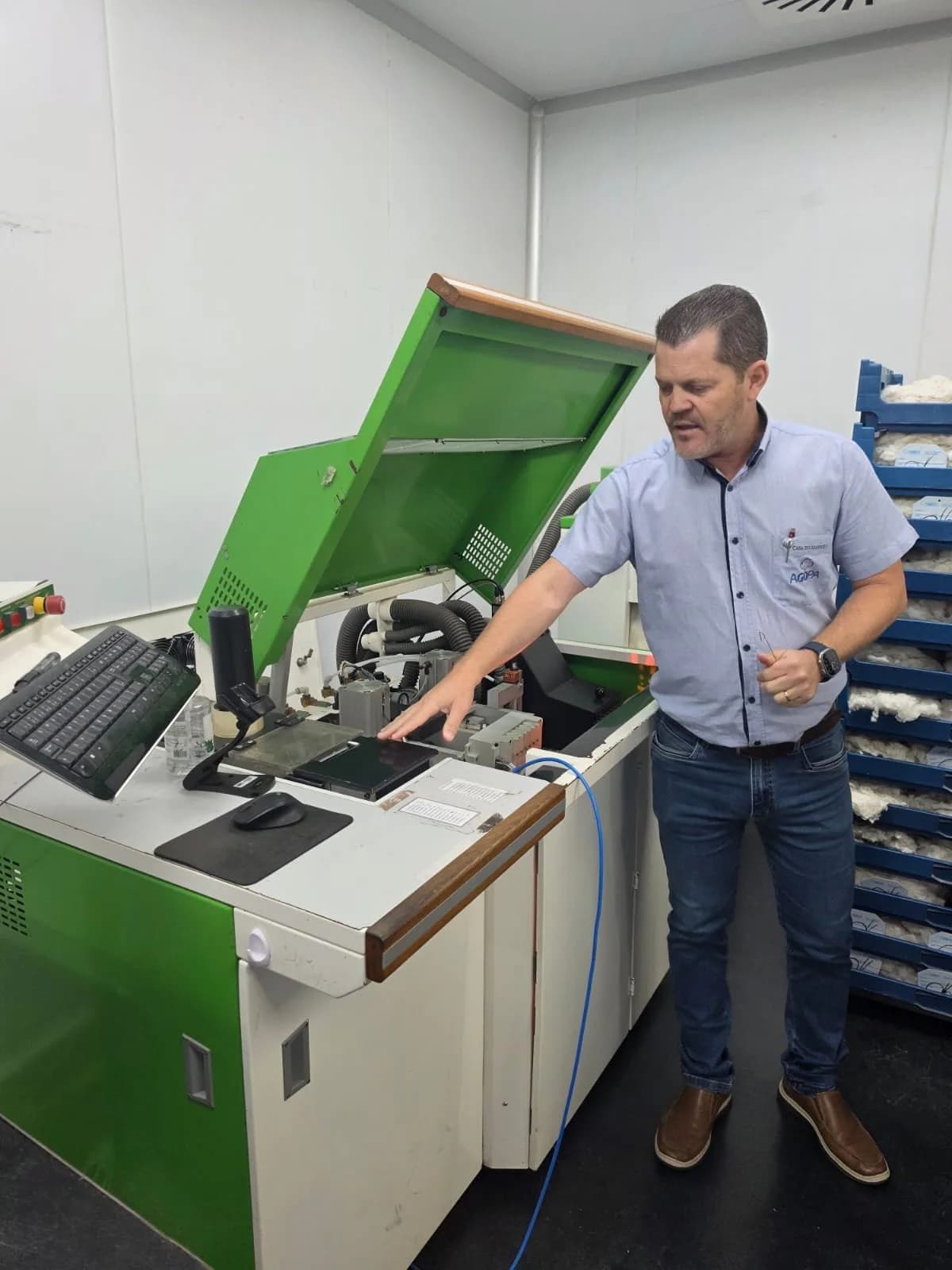 Técnico apresenta um equipamento de classificação de fibras
