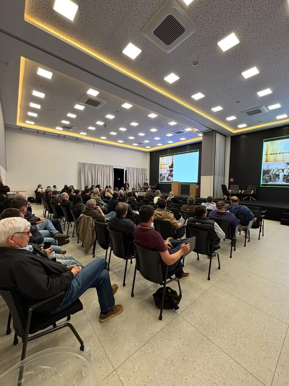 Plateia acompanha a palestra no auditório