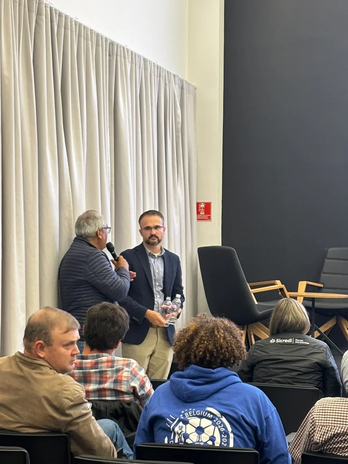 Participantes conversam ao fim da palestra