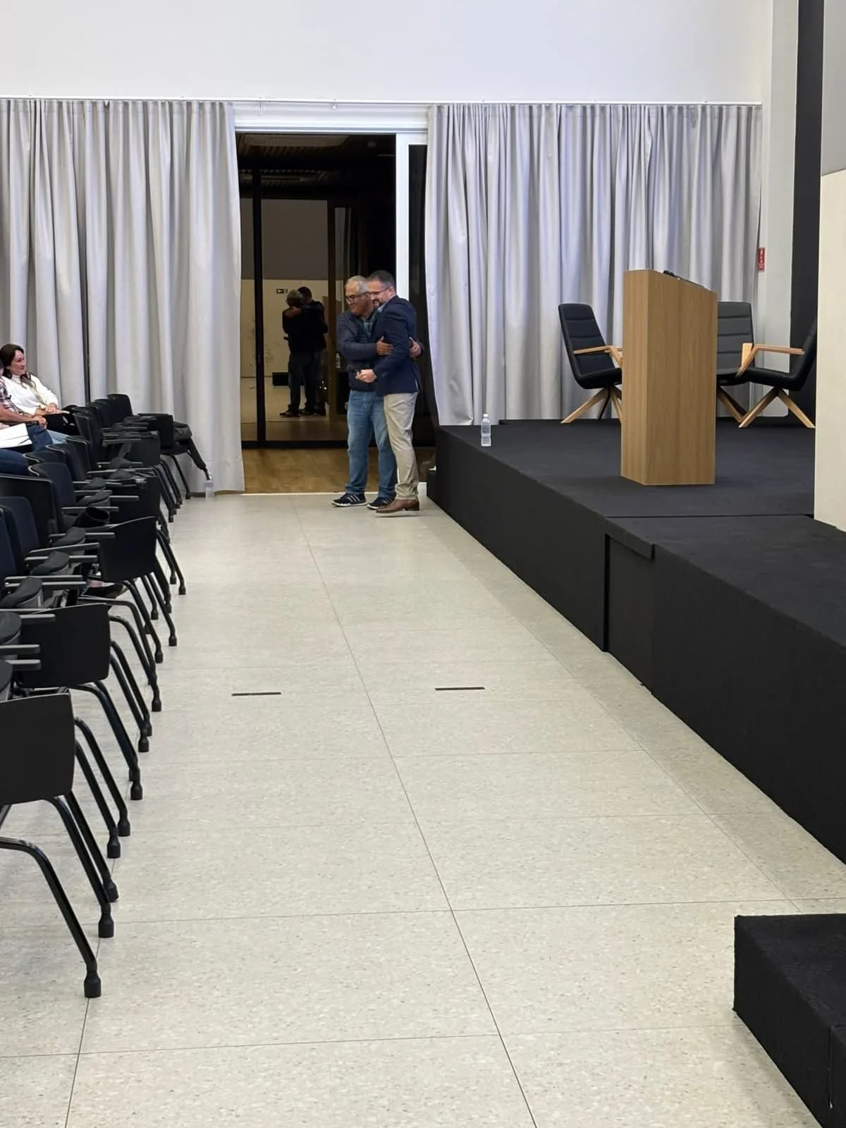 Corredor lateral do auditório, com o púlpito ao fundo