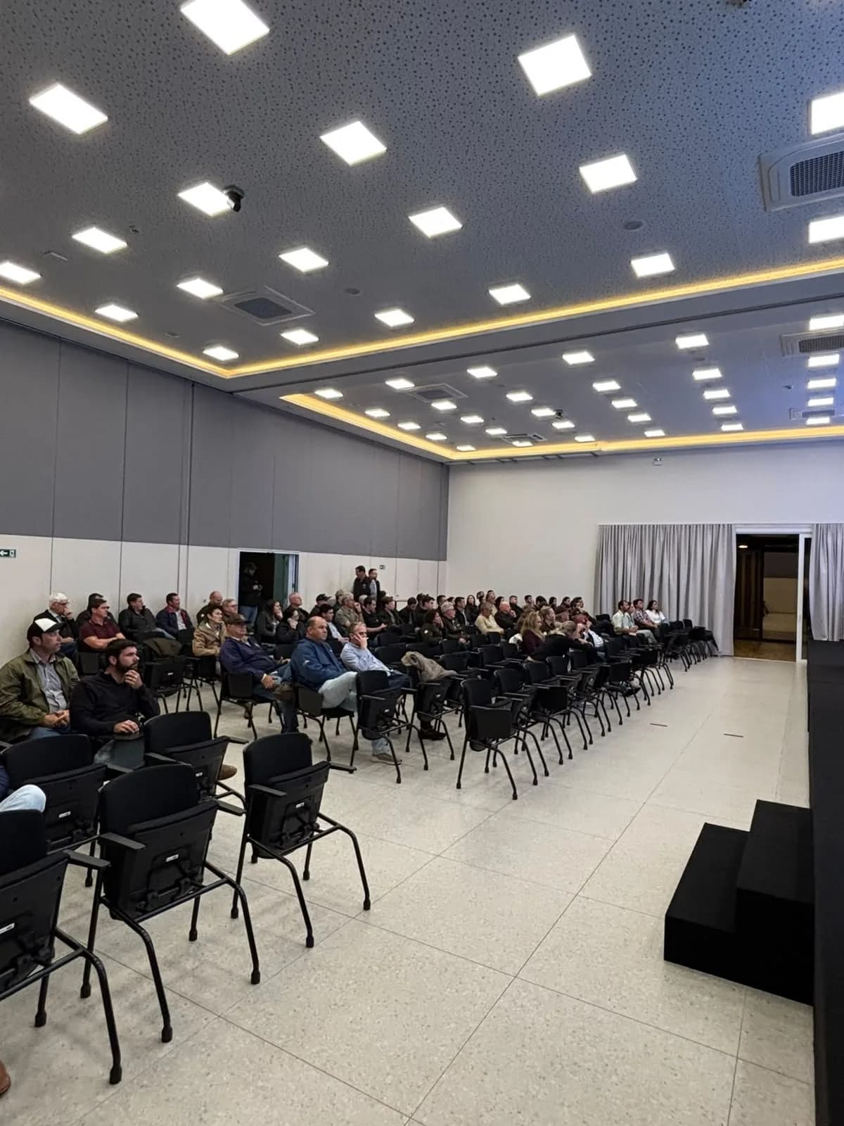 Vista geral do auditório com a plateia sentada