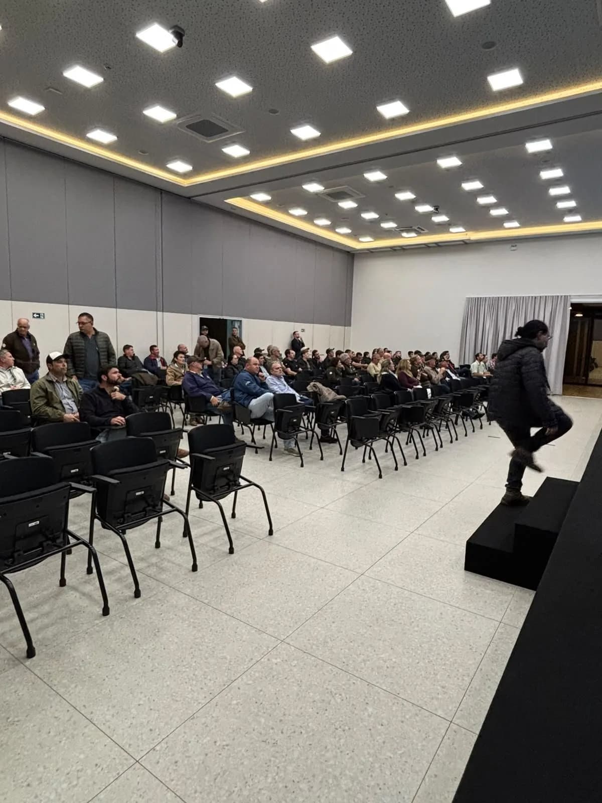 Participantes de pé entre as cadeiras, ao fim do encontro