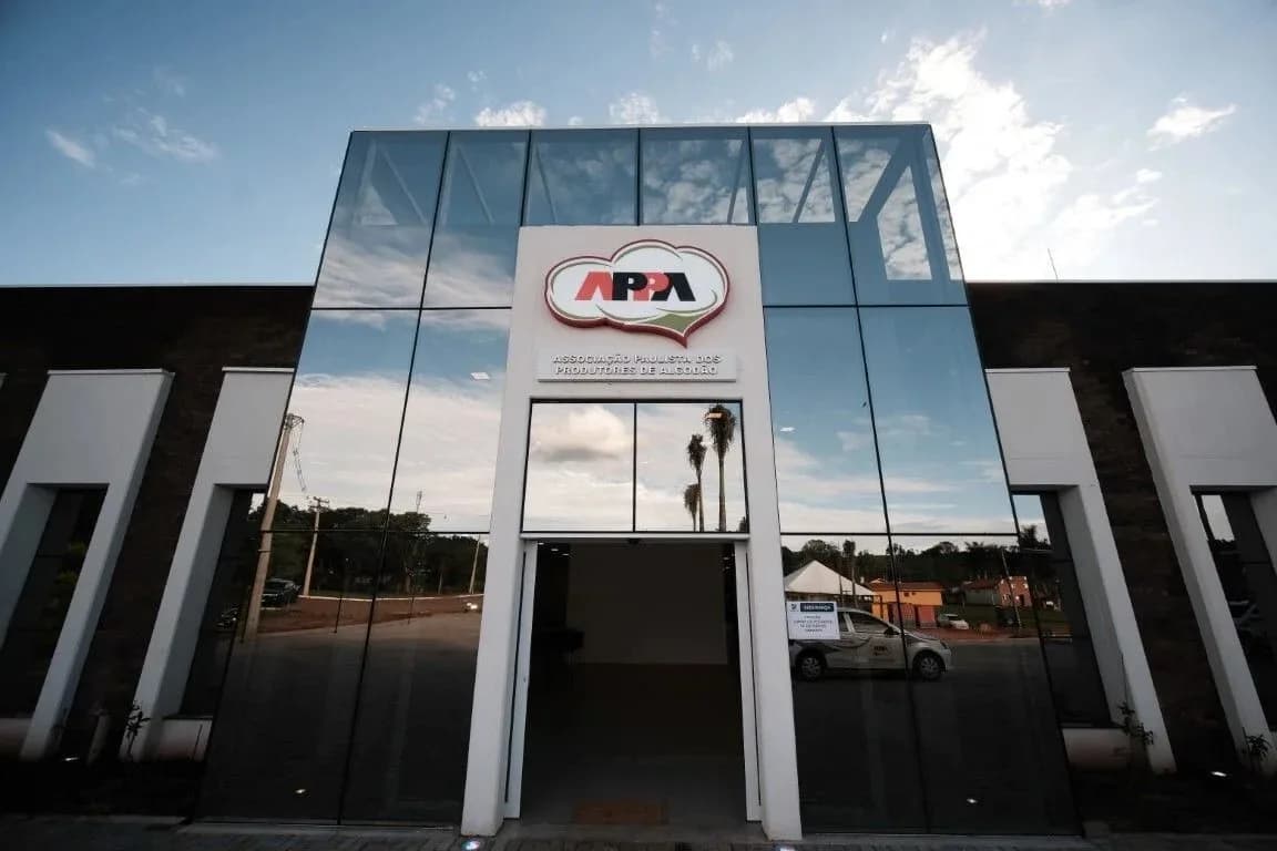 Entrada principal da sede, vista de baixo, com o logo da APPA no alto do vidro