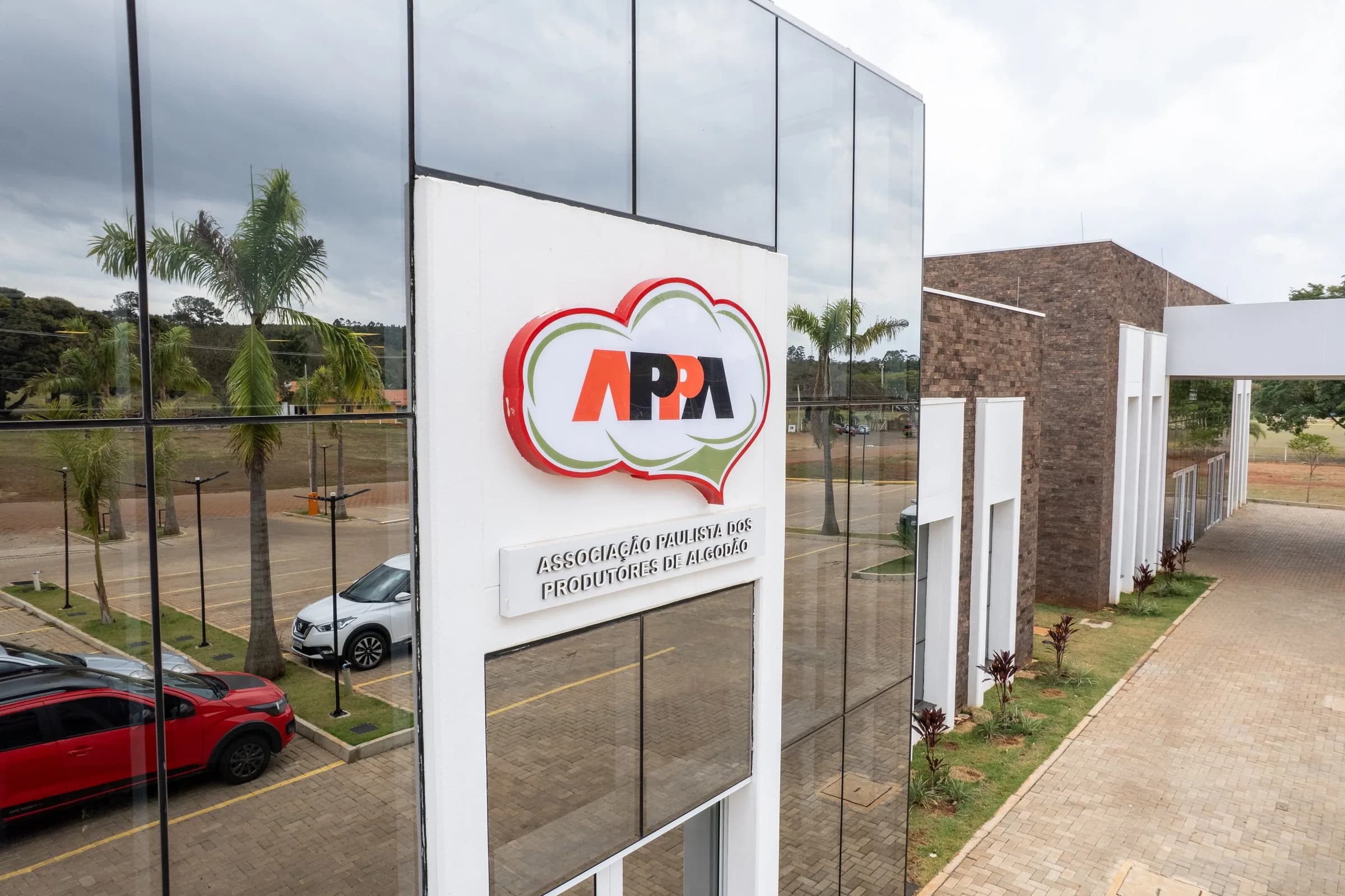 Fachada de vidro da sede, com o logo da APPA em relevo
