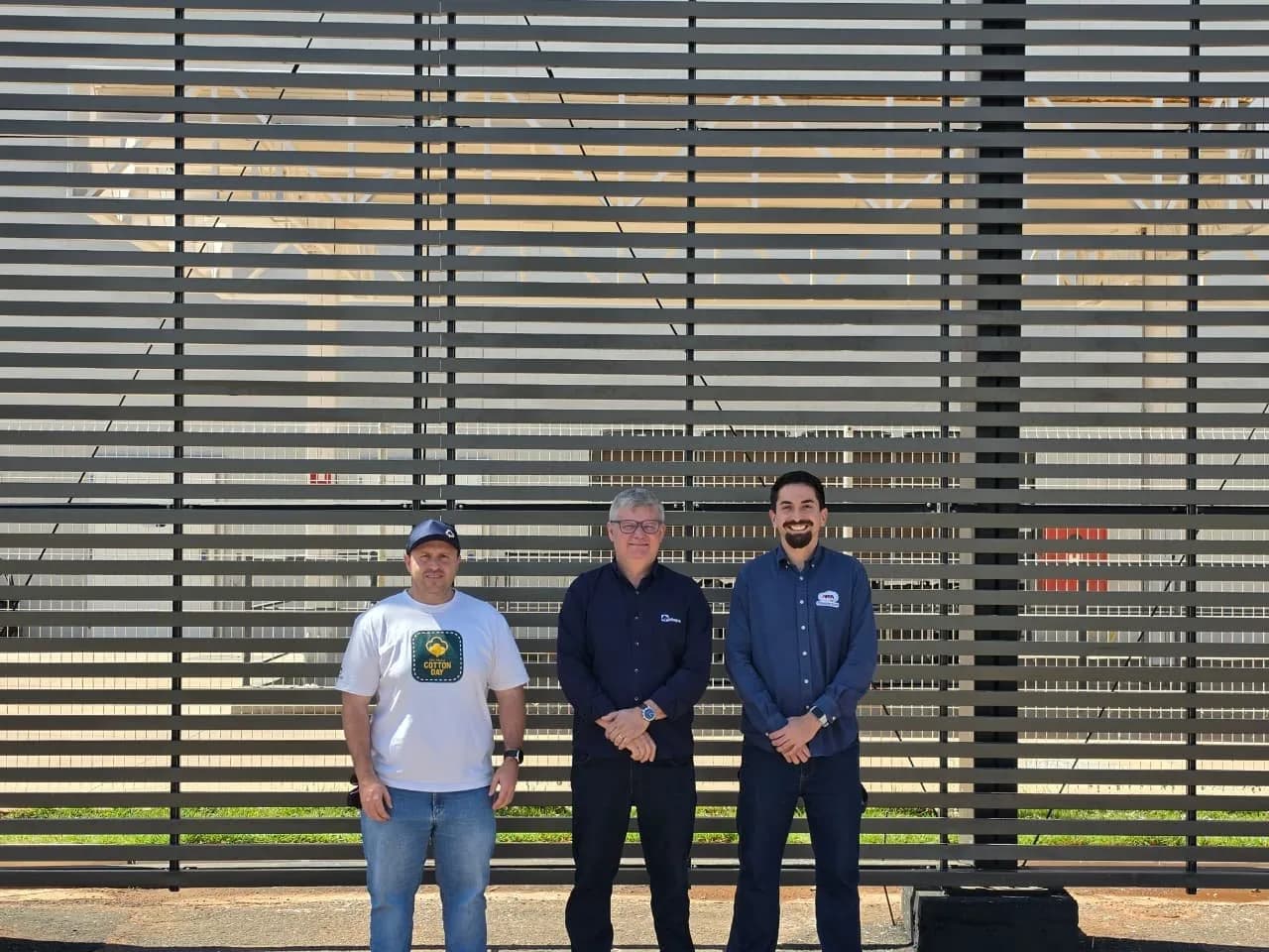 Representantes da APPA diante da fachada do Centro de Análise de Fibras da ABAPA