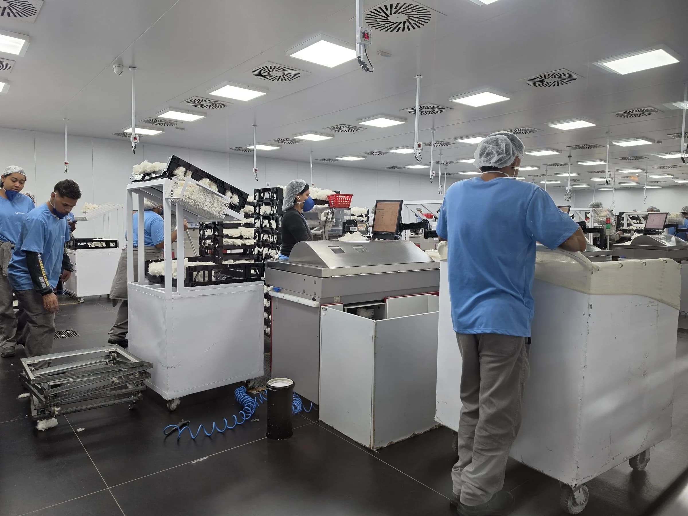 Técnicos operando equipamento de análise instrumental de fibras