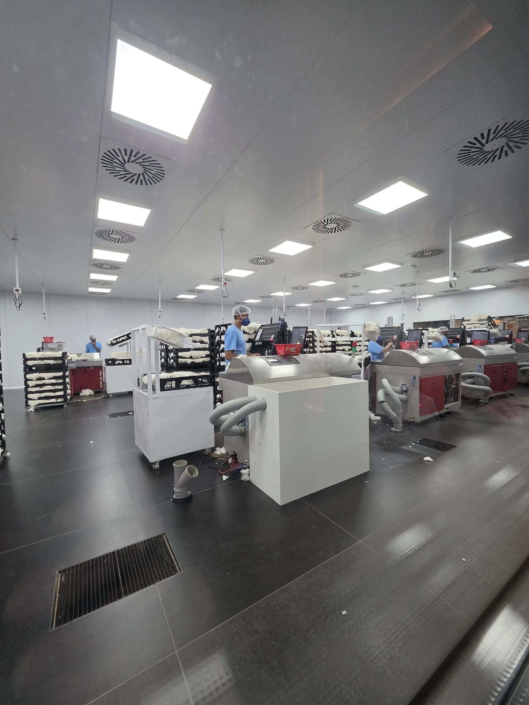 Vista geral do laboratório de classificação, com bancadas e equipamentos