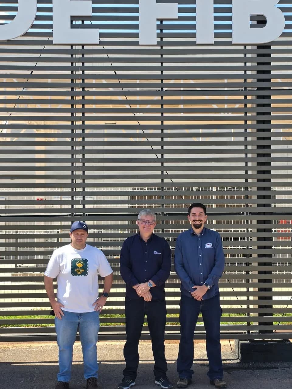 Três representantes da APPA na entrada do Centro de Análise de Fibras