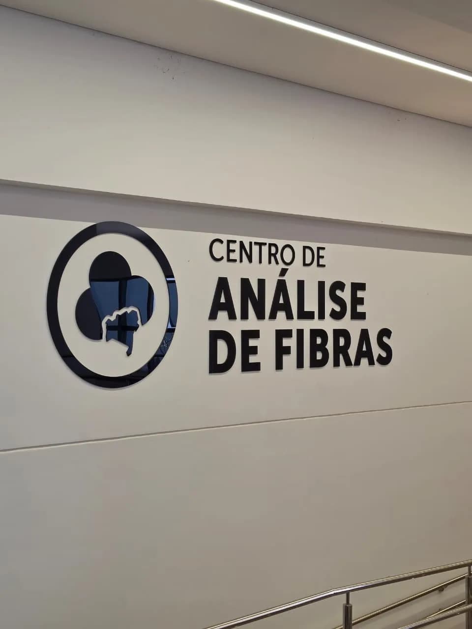 Letreiro “Centro de Análise de Fibras” na parede do prédio da ABAPA