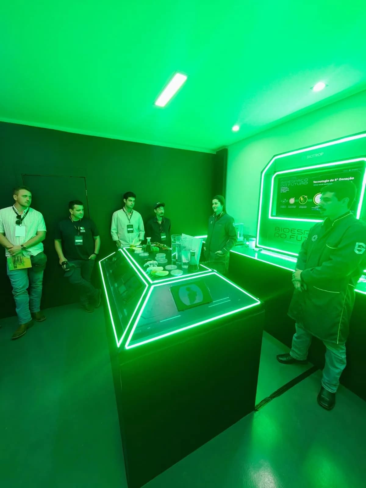 Outro ângulo da sala imersiva, com a bancada central iluminada
