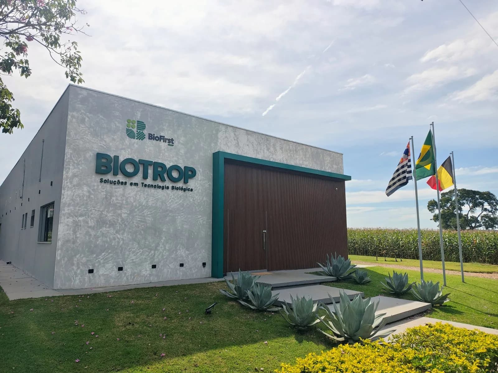 Fachada do centro da Biotrop, com as bandeiras do Brasil e de São Paulo
