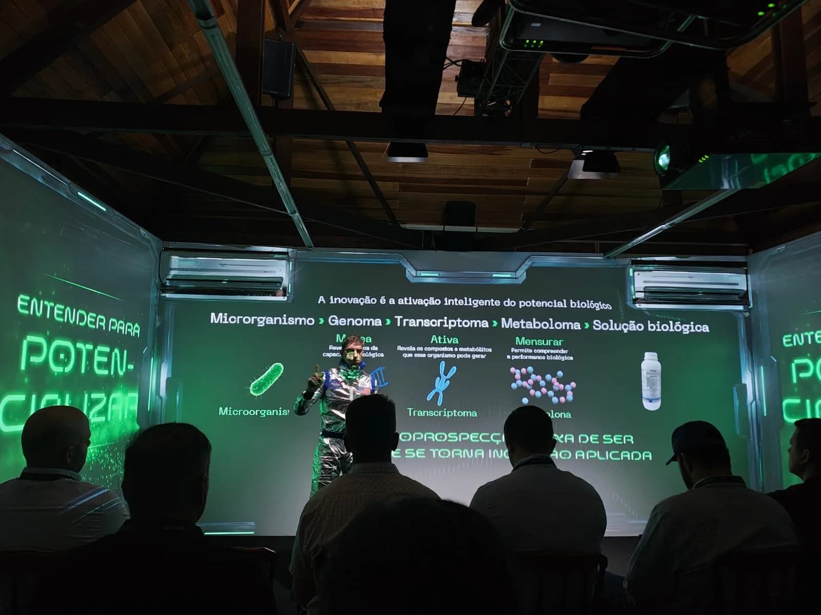 Plateia acompanha apresentação sobre microbioma e soluções biológicas