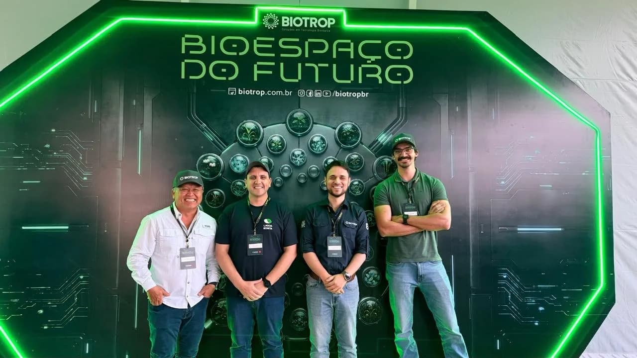 Quatro participantes diante do painel do Bioespaço do Futuro