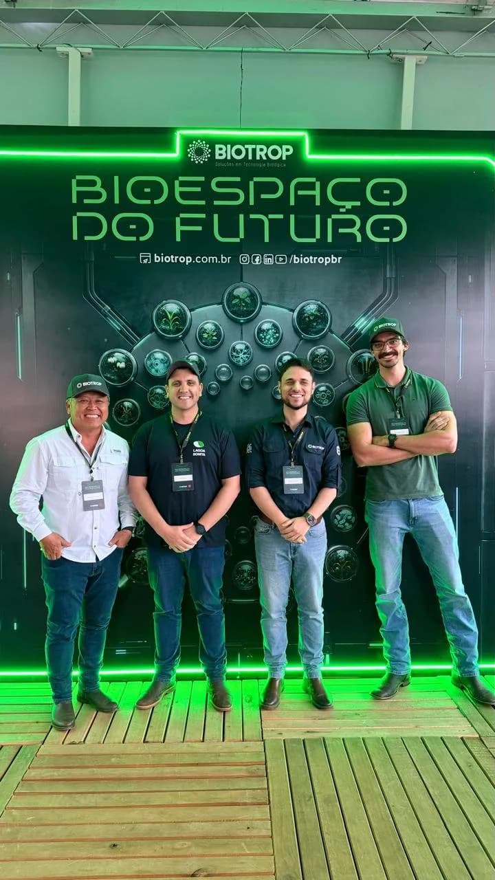Participantes posam no painel do Bioespaço do Futuro