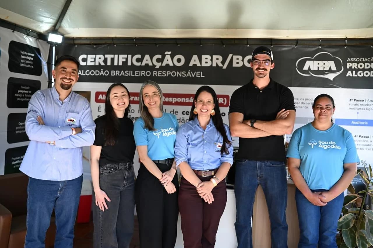 Equipe da APPA reunida, em foto de grupo no estande